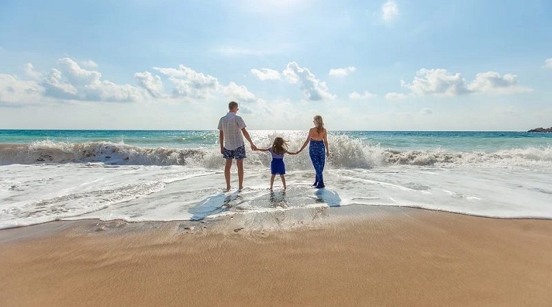 junge Familie am Strand